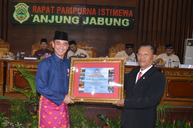 Bupati Tanjab Timur, Zumi Zola Dinobatkan Sebagai Pembina Seni dan Budaya Daerah